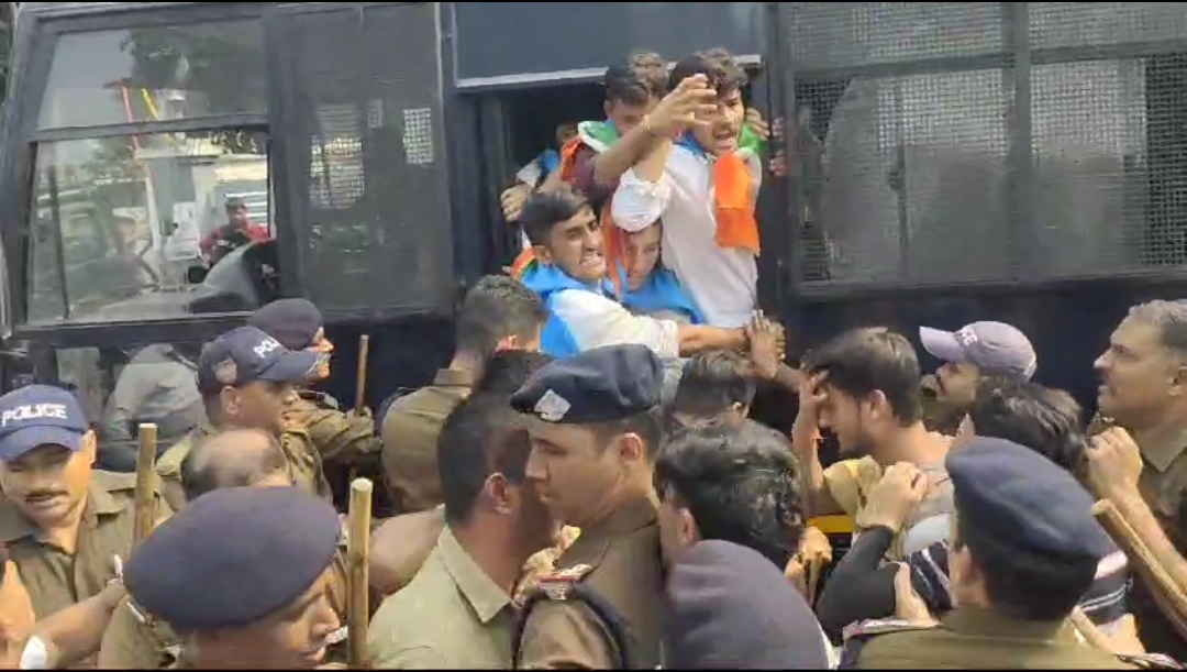 एनएसयूआई कार्यकर्ताओं काे शिक्षा मंत्री आवास जाने से राेकती पुलिस। एनएसयूआई कार्यकर्ताओं काे शिक्षा मंत्री आवास जाने से राेकती पुलिस।