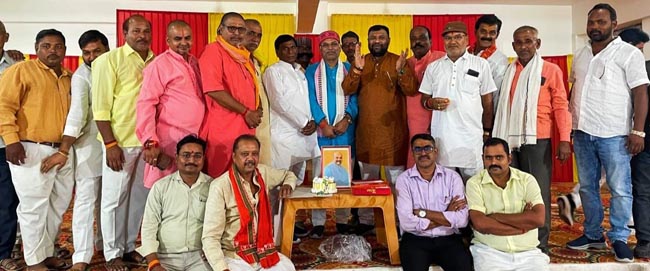 गृहमंत्री का जन्मदिन मनाते गृहमंत्री का जन्मदिन मनाते