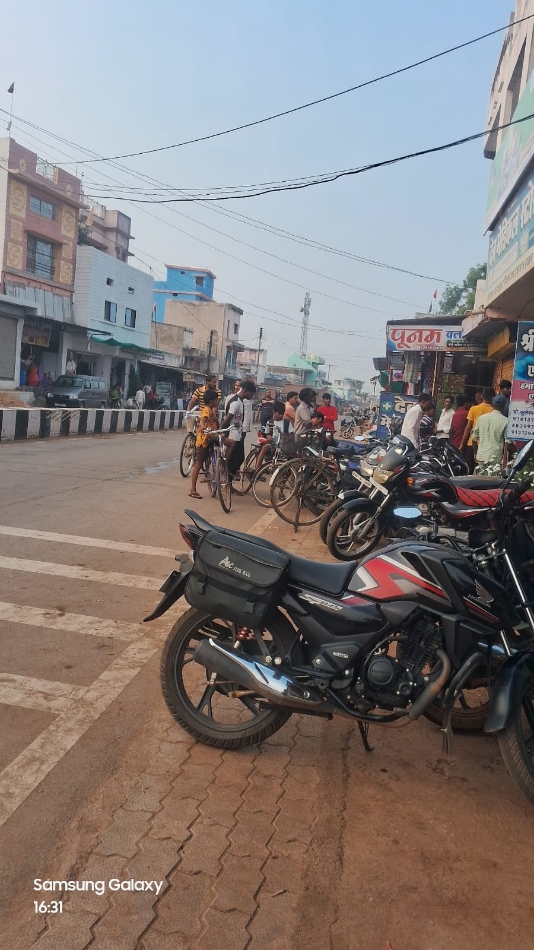 मगरलोड के सड़क पर अतिक्रमण व फुटपाथ पर दुकानें लगने से बढ़ रही दुर्घटनाएं मगरलोड के सड़क पर अतिक्रमण व फुटपाथ पर दुकानें लगने से बढ़ रही दुर्घटनाएं