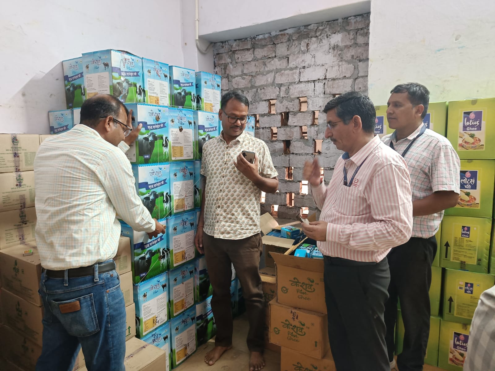खाद्य सुरक्षा विभाग टीम ने किया 1244 किलो घी सीज खाद्य सुरक्षा विभाग टीम ने किया 1244 किलो घी सीज