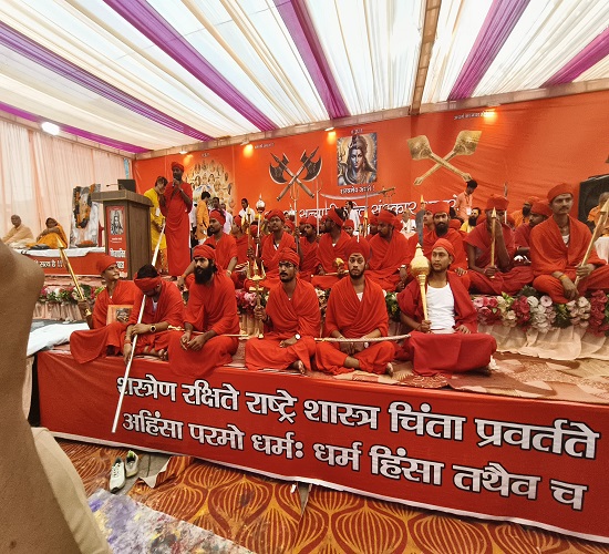 सभी हिन्दुओं को संगठित करने को युवाओं ने ली सशस्त्र संन्यास दीक्षा सभी हिन्दुओं को संगठित करने को युवाओं ने ली सशस्त्र संन्यास दीक्षा