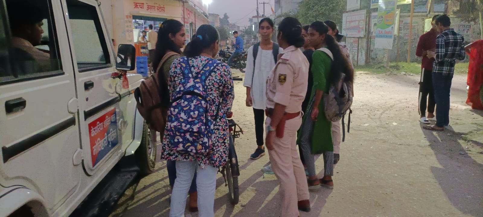छात्राओ से फीडबैक लेती केसरिया शक्ति वाहिनी के पदाधिकारी छात्राओ से फीडबैक लेती केसरिया शक्ति वाहिनी के पदाधिकारी