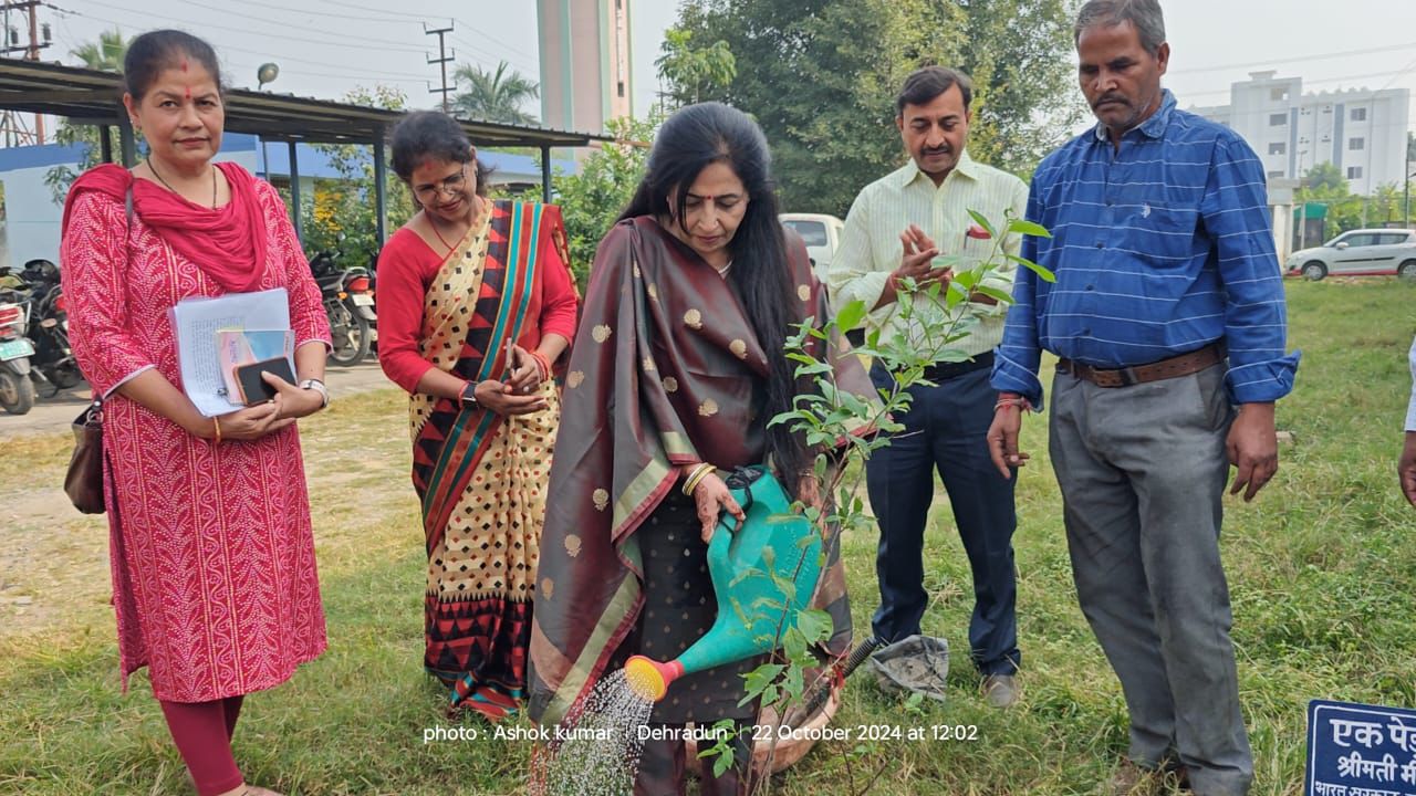 पाैध लगातीं सूचना एवं प्रसारण मंत्रालय भारत सरकार की निदेशक मीनू बत्रा।