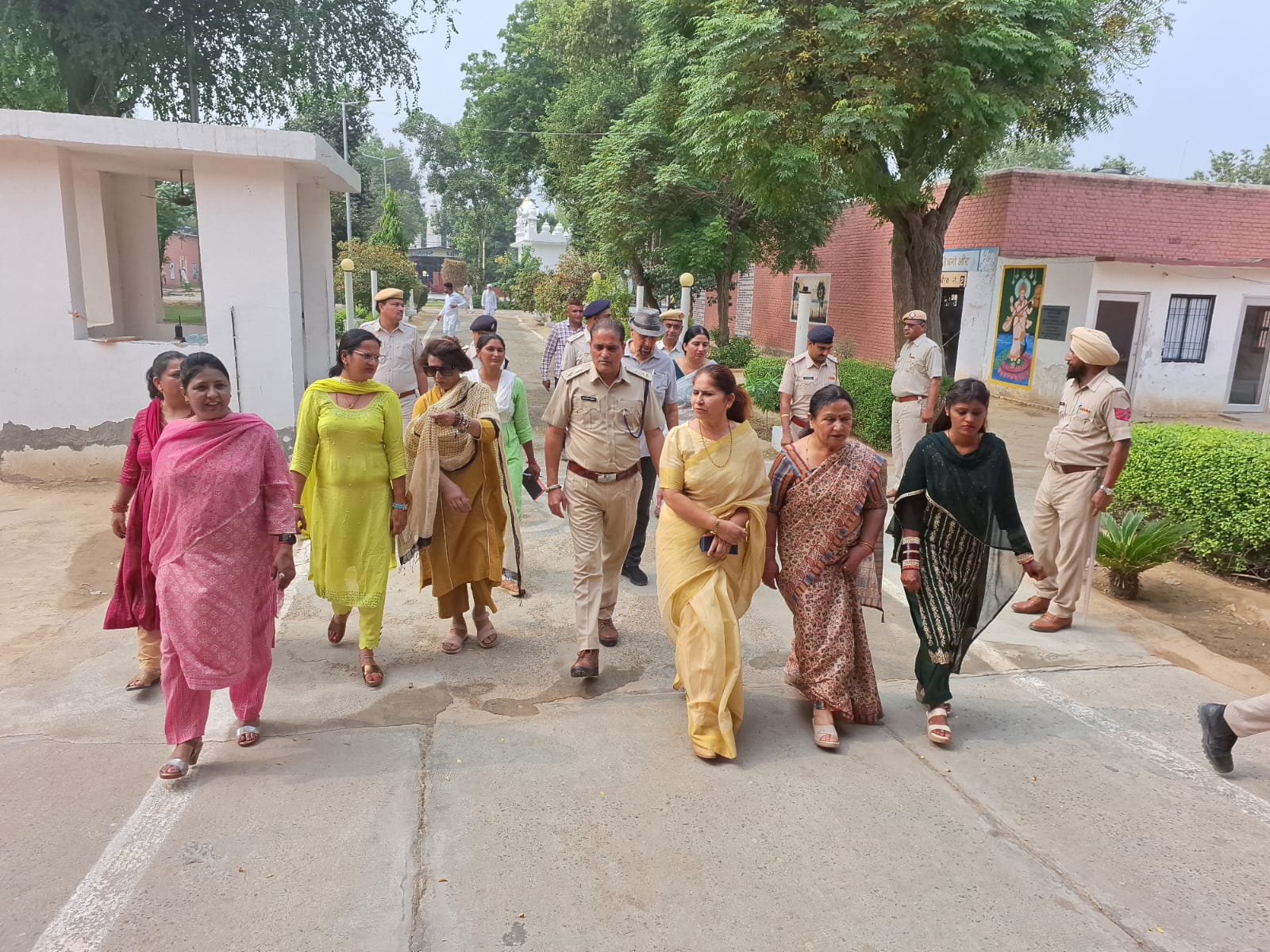 हरियाणा महिला आयोग की चेयर ऑपरेशन रेनू भाटिया जेल का निरीक्षण करते हरियाणा महिला आयोग की चेयर ऑपरेशन रेनू भाटिया जेल का निरीक्षण करते