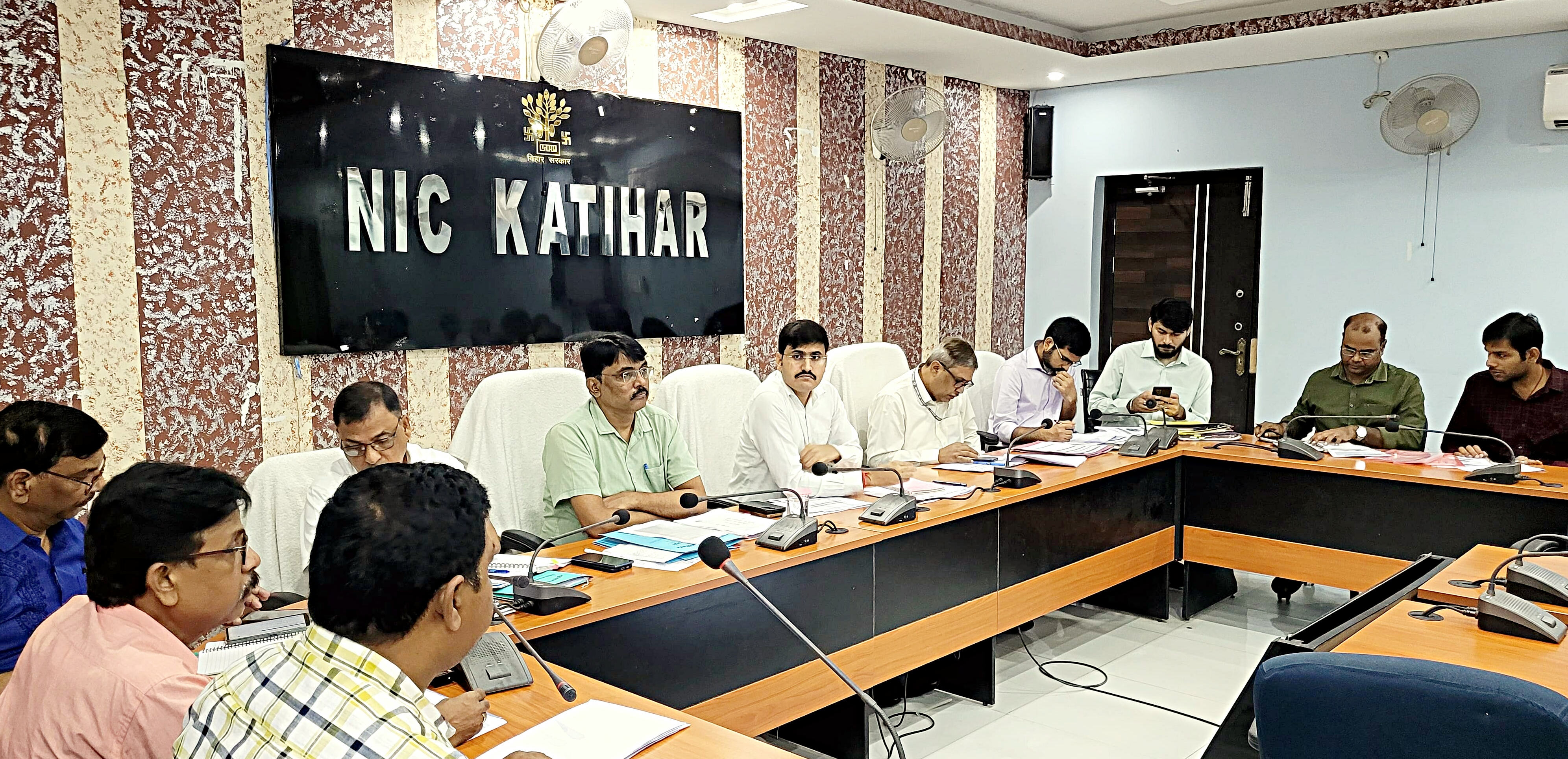 बैठक करते हुए अधिकारी बैठक करते हुए अधिकारी
