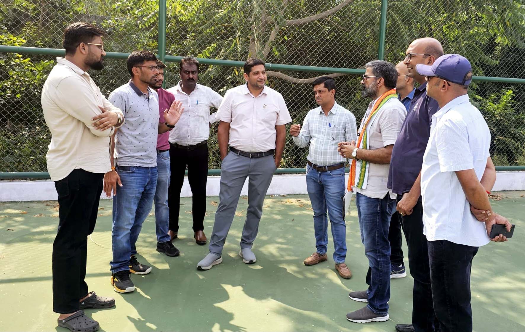 फोटो महावीर स्टेडियम में लॉन टेनिस सिंथेटिक कोर्ट का जायजा लेते लॉन टेनिस एसोसिशन के अध्यक्ष सतेन्द्र सिंह व विभाग के अधिकारी।