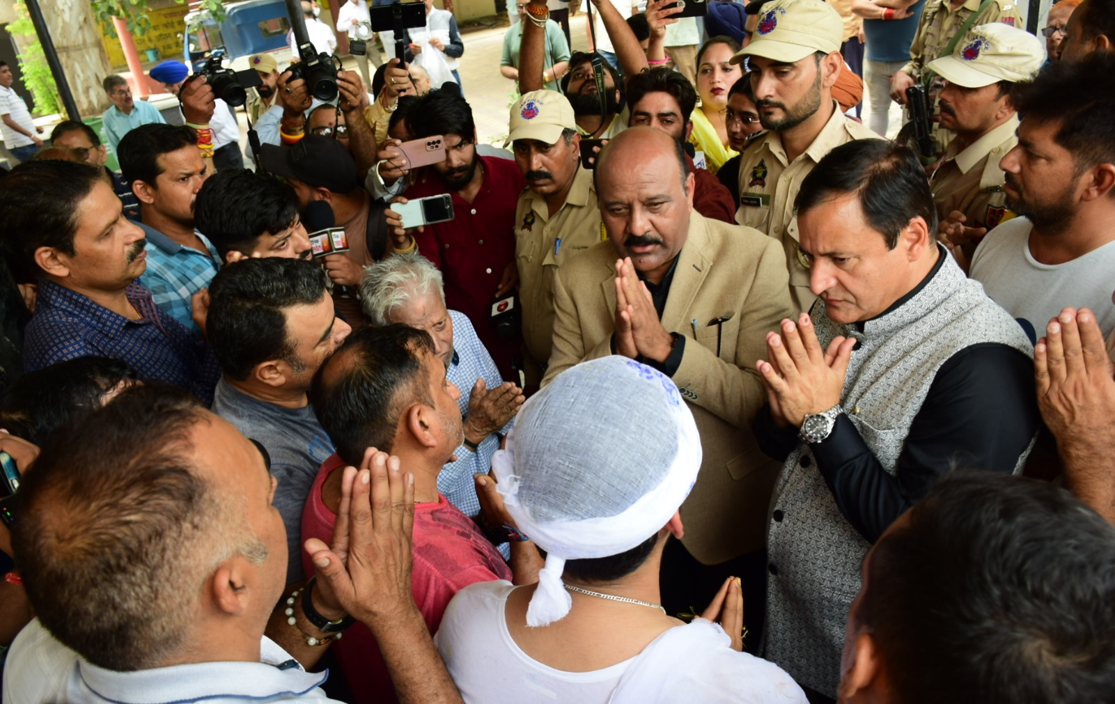 उपमुख्यमंत्री, एपीडी मंत्री गगनगीर आतंकी हमले के पीडि़त के अंतिम संस्कार में शामिल हुए उपमुख्यमंत्री, एपीडी मंत्री गगनगीर आतंकी हमले के पीडि़त के अंतिम संस्कार में शामिल हुए