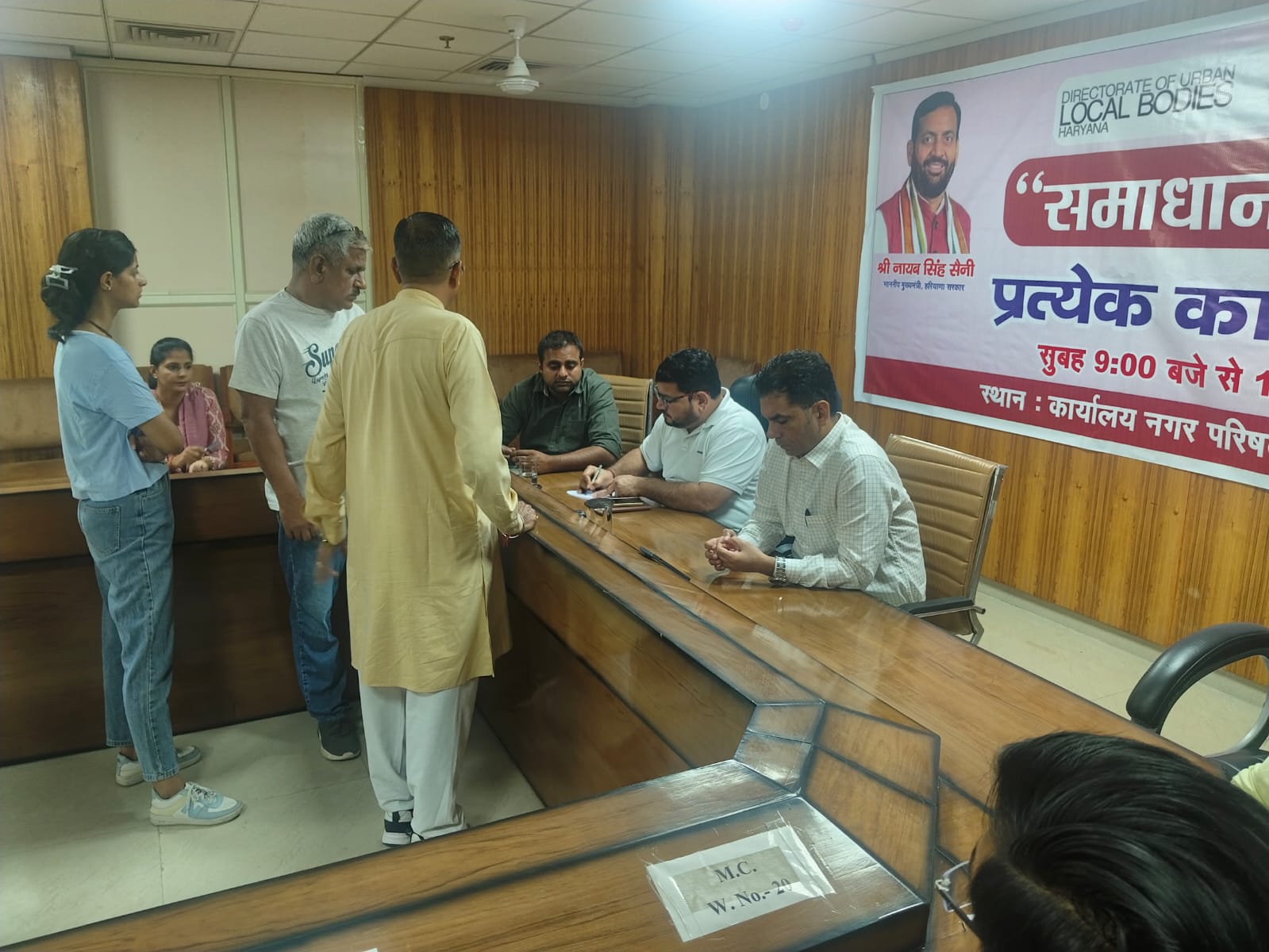 समाधान शिविर में समस्याएं सुनते हुए अधिकारी। समाधान शिविर में समस्याएं सुनते हुए अधिकारी।