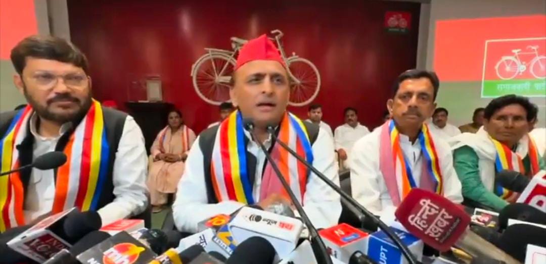 पत्रकार वार्ता करते सपा अध्यक्ष अखिलेश यादव पत्रकार वार्ता करते सपा अध्यक्ष अखिलेश यादव