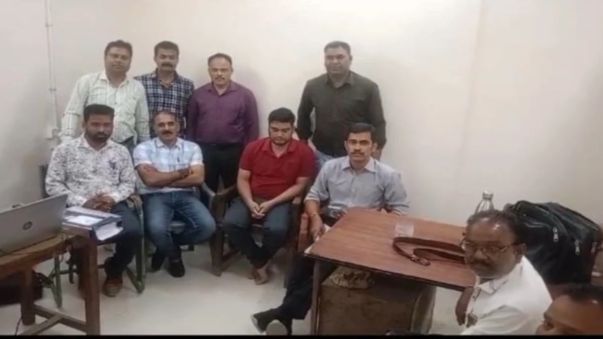 लोकायुक्त ने संपदा अधिकारी के सहायक काे 10 हजार रुपये रिश्वत लेते पकड़ा लोकायुक्त ने संपदा अधिकारी के सहायक काे 10 हजार रुपये रिश्वत लेते पकड़ा