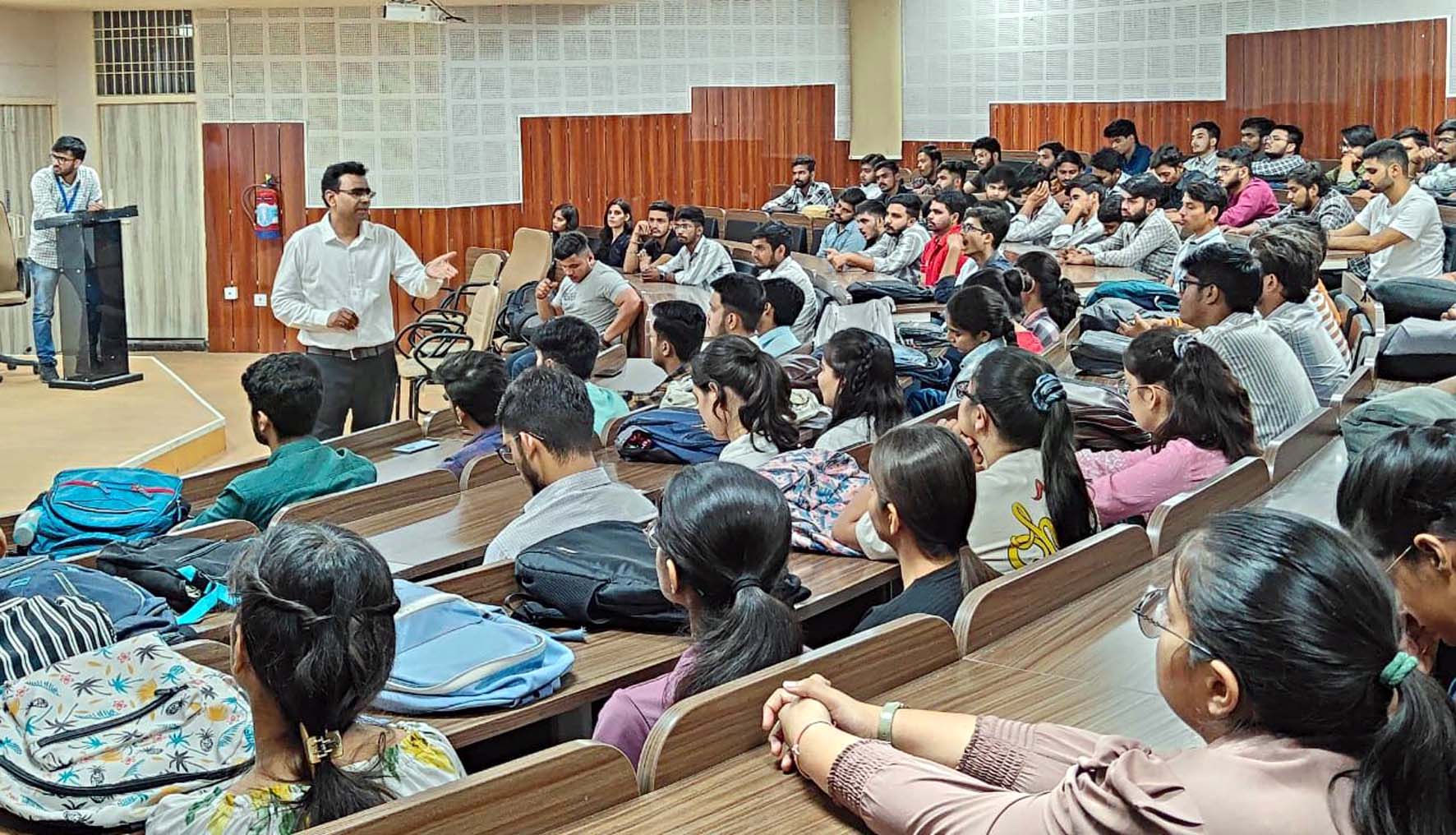 विद्यार्थियों को सम्बोधित करते वक्ता। विद्यार्थियों को सम्बोधित करते वक्ता।