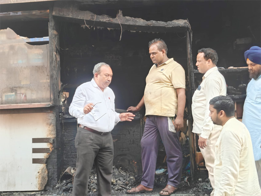 22 Snp-1 सोनीपत: व्यापार मंडल के प्रधान संजय सिंगला मौके पर पहुंचे और दुकानदार से जानकारी लेते हुए। 22 Snp-1 सोनीपत: व्यापार मंडल के प्रधान संजय सिंगला मौके पर पहुंचे और दुकानदार से जानकारी लेते हुए।