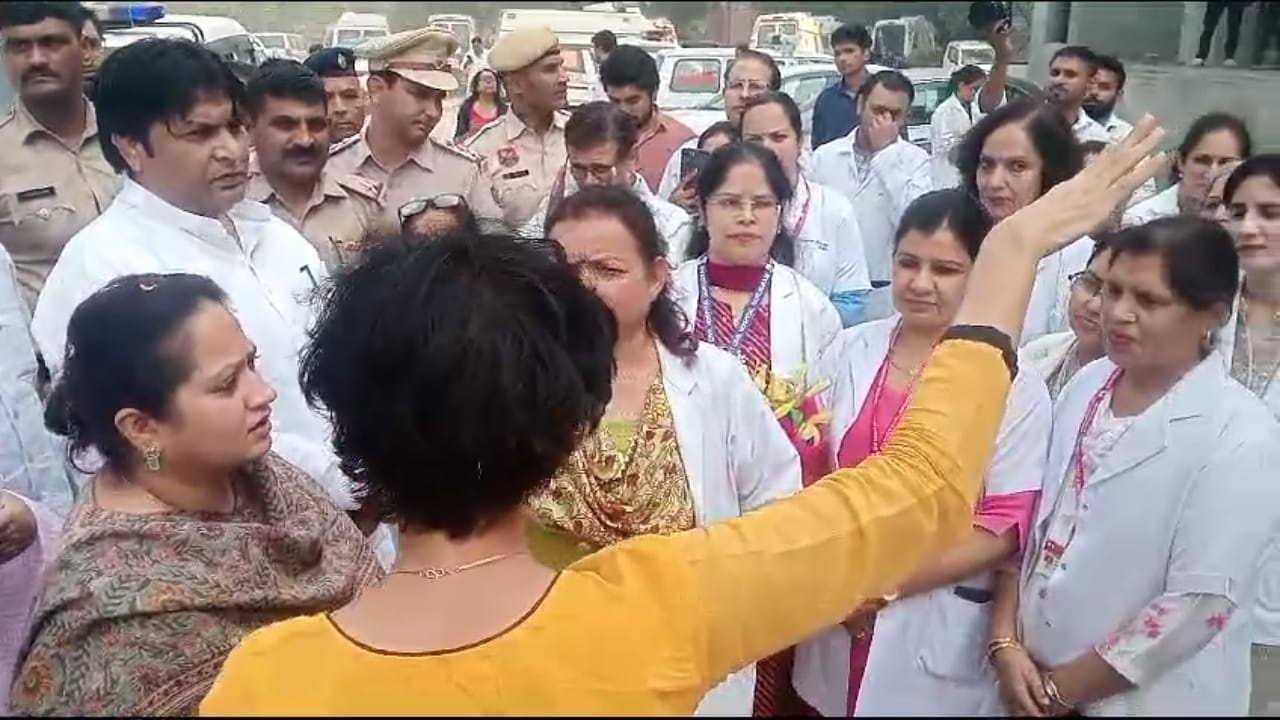 फोटो नंबर-01: गुरुग्राम के सेक्टर-10 स्थित नागरिक अस्पताल में नई बिल्डिंग के निरीक्षण के दौरान अधिकारियों से बात करतीं स्वास्थ्य मंत्री आरती सिंह राव। फोटो नंबर-01: गुरुग्राम के सेक्टर-10 स्थित नागरिक अस्पताल में नई बिल्डिंग के निरीक्षण के दौरान अधिकारियों से बात करतीं स्वास्थ्य मंत्री आरती सिंह राव।