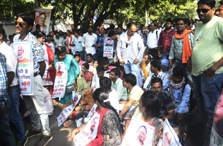 प्रदर्शनकारी ऑपरेटर अपनी मांगों को लेकर वित्तमंत्री ओ पी चौधरी के सरकारी निवास पर प्रदर्शनकारी ऑपरेटर अपनी मांगों को लेकर वित्तमंत्री ओ पी चौधरी के सरकारी निवास पर
