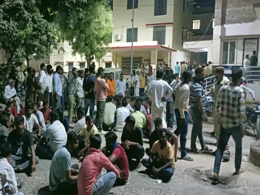फतेहपुर के सरकारी अस्पताल के बाहर धरने पर बैठे वाल्मीकि समाज के लोग। फतेहपुर के सरकारी अस्पताल के बाहर धरने पर बैठे वाल्मीकि समाज के लोग।