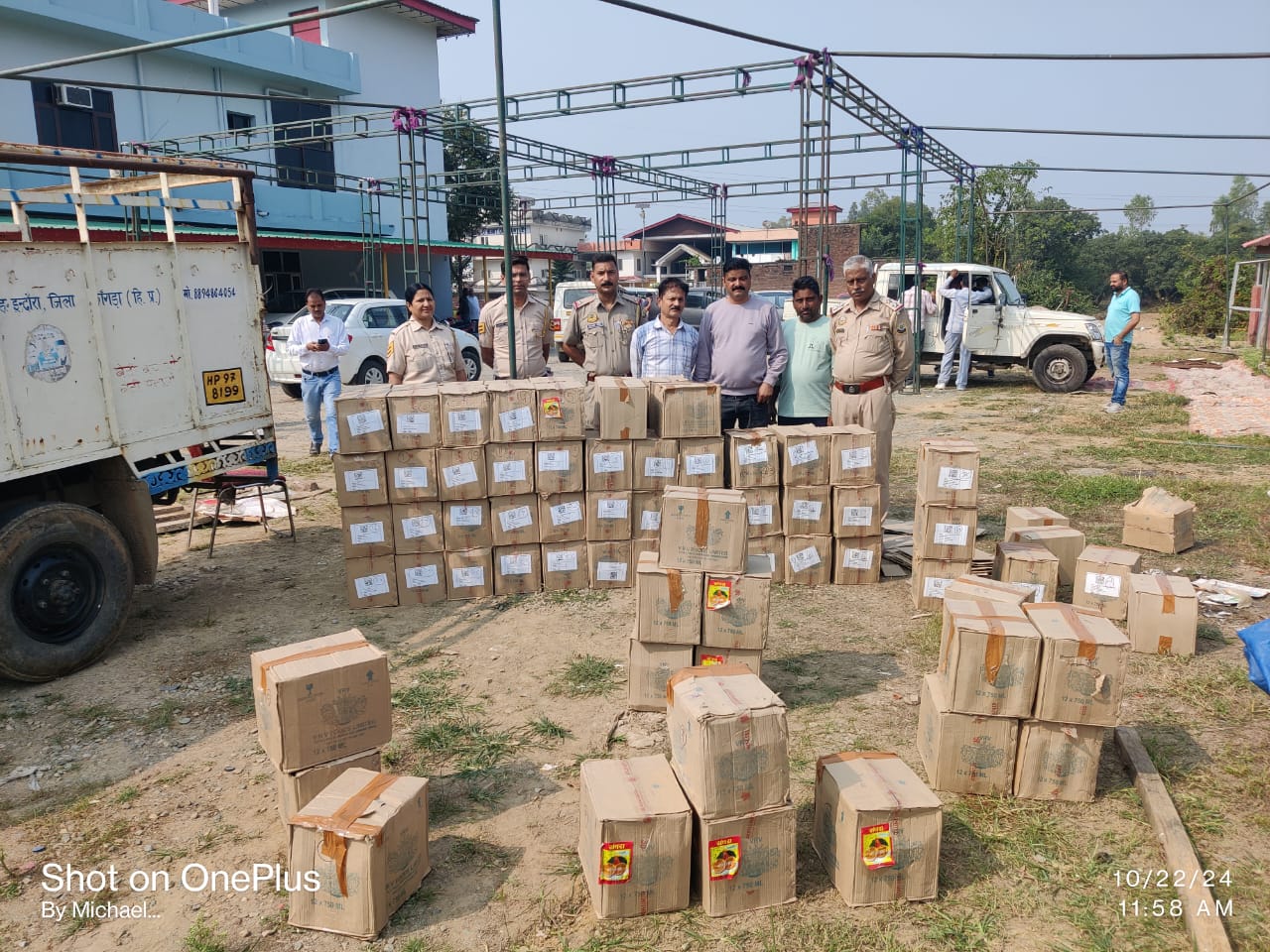 पैलेस से पकड़ी गई अवैध शराब की पेटियों के साथ। पैलेस से पकड़ी गई अवैध शराब की पेटियों के साथ।
