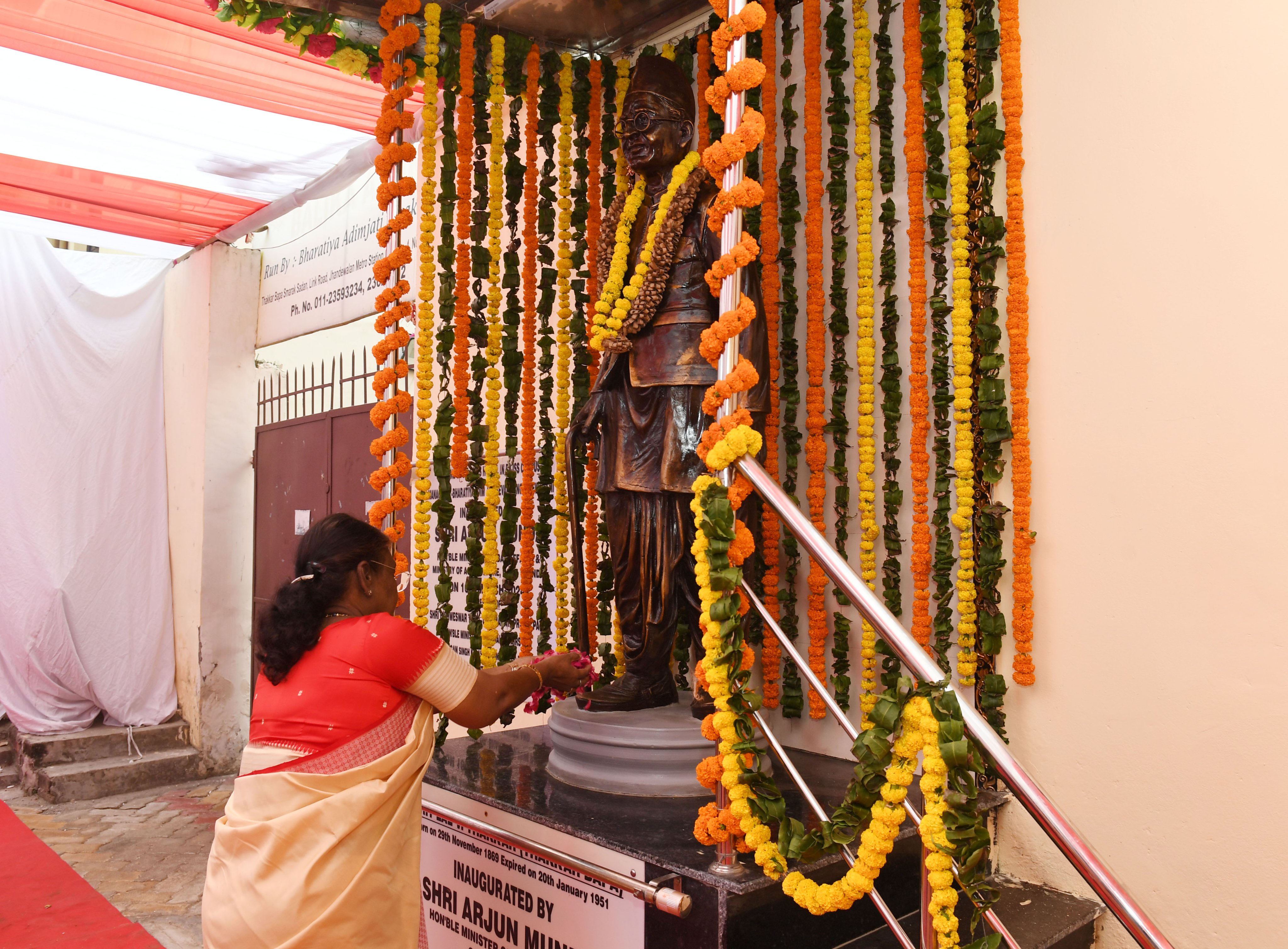 ठक्कर बापा की प्रतिमा पर माल्यार्पण करते हुए राष्ट्रपति द्रौपदी मुर्मू ठक्कर बापा की प्रतिमा पर माल्यार्पण करते हुए राष्ट्रपति द्रौपदी मुर्मू