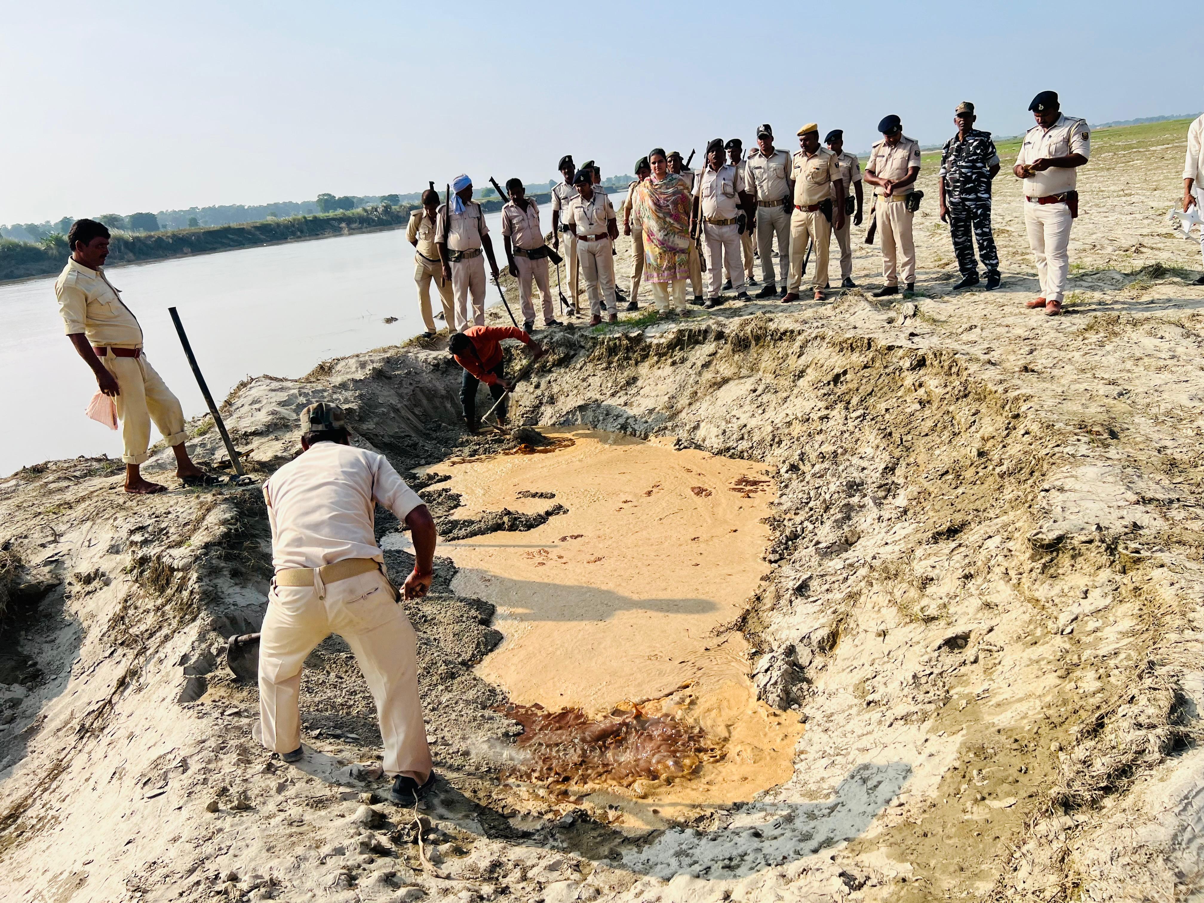 अवैध शराब की भठ्ठी ध्वस्त करते पुलिस कर्मी अवैध शराब की भठ्ठी ध्वस्त करते पुलिस कर्मी