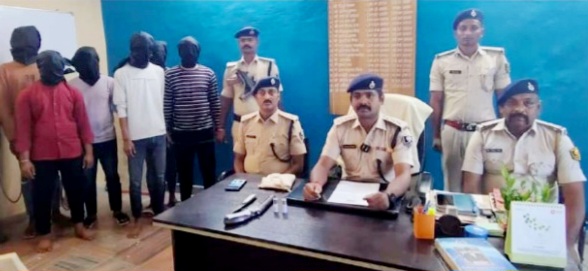 पुलिस टीम के गिरफ्त में अपराधी पुलिस टीम के गिरफ्त में अपराधी
