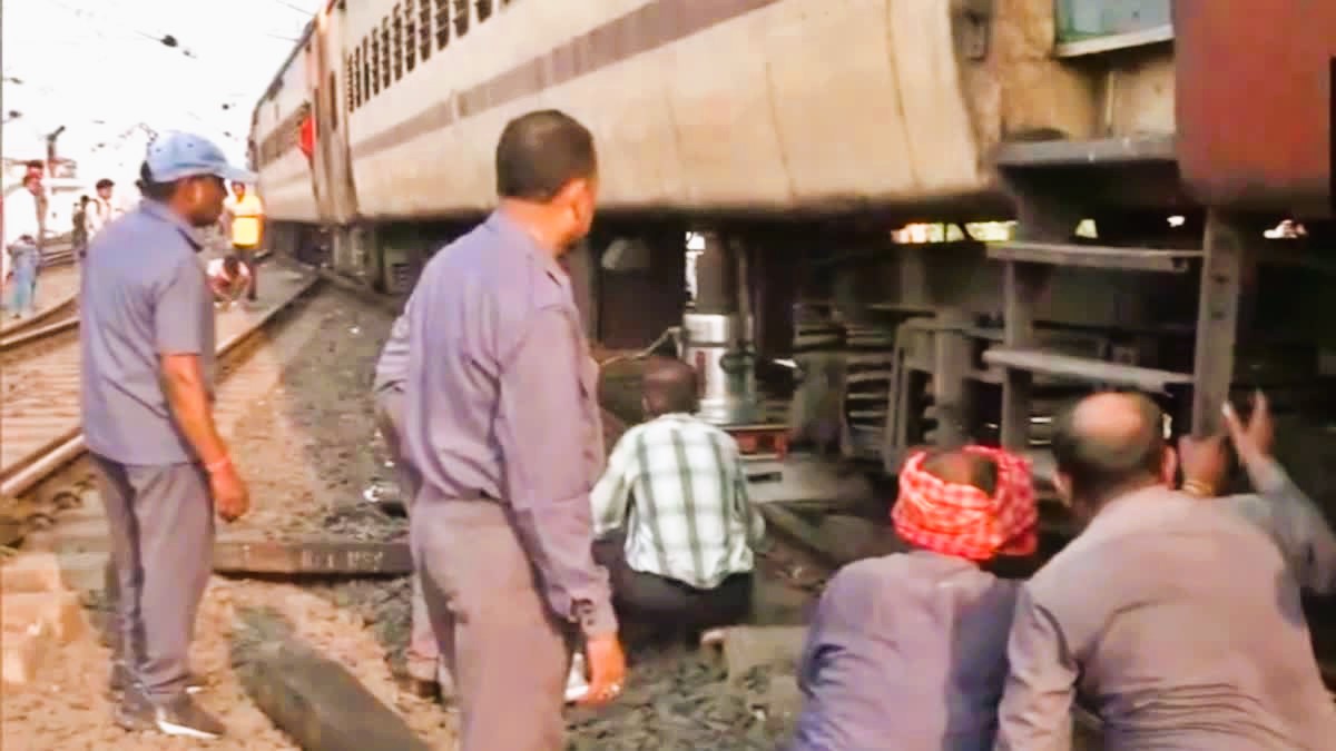 नागपुर के कलमना स्थानक पर शालिमार एक्सप्रेस के 2 डिब्बे बेपटरी हुए
