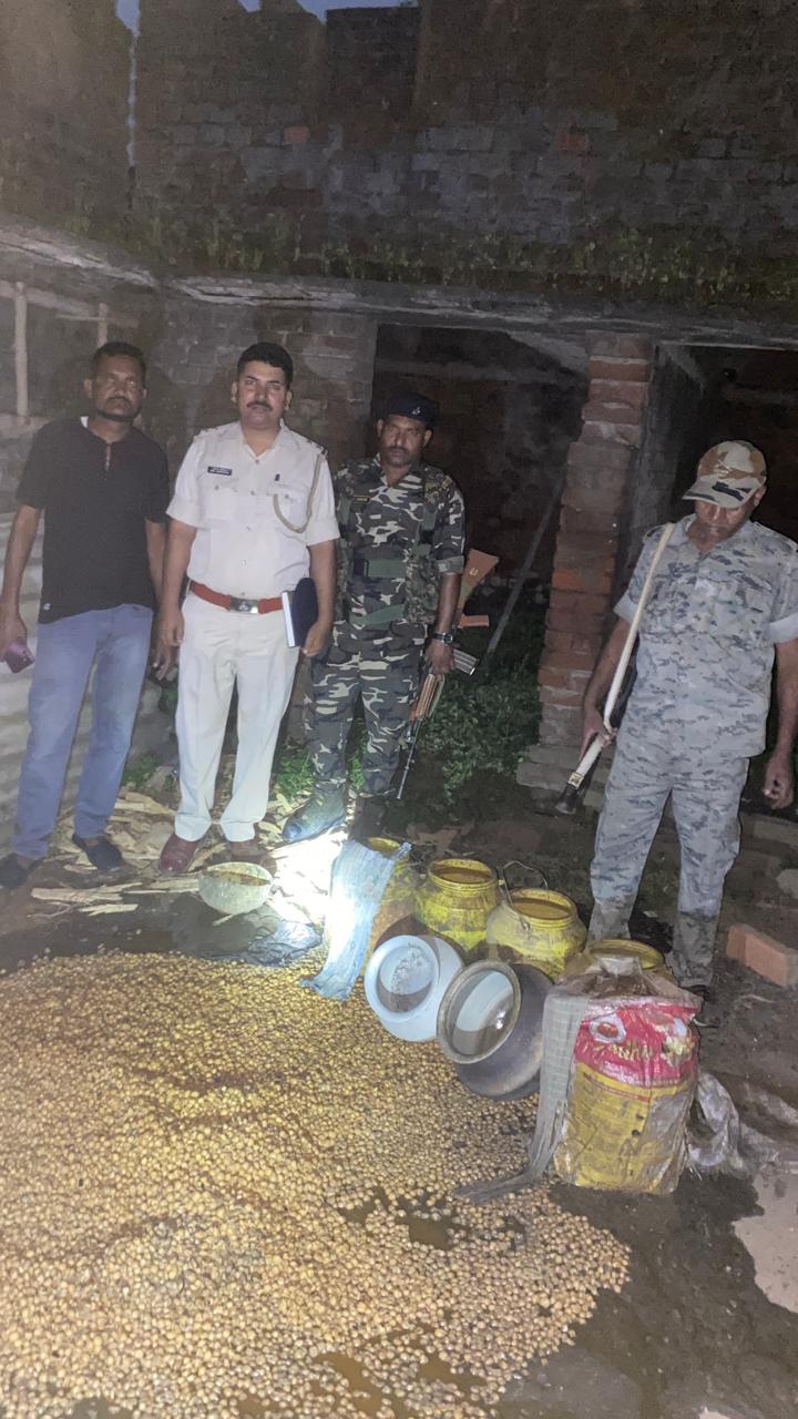 छापामारी करती पुलिस छापामारी करती पुलिस