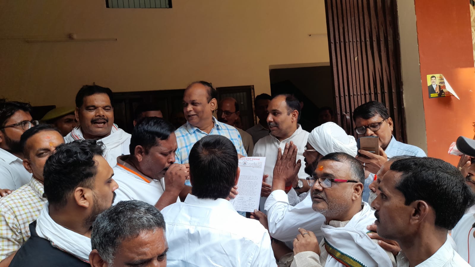 विरोध प्रदर्शन करते कांग्रेस के कार्यकर्ता: फोटो बच्चा गुप्ता विरोध प्रदर्शन करते कांग्रेस के कार्यकर्ता: फोटो बच्चा गुप्ता