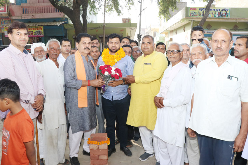 22 Snp-5     सोनीपत: गन्नौर से विधायक देवेंद्र कादियान         ने शहर में करीब सवा करोड़ रुपए की लागत से आधरशिला रखने के अवसर पर।