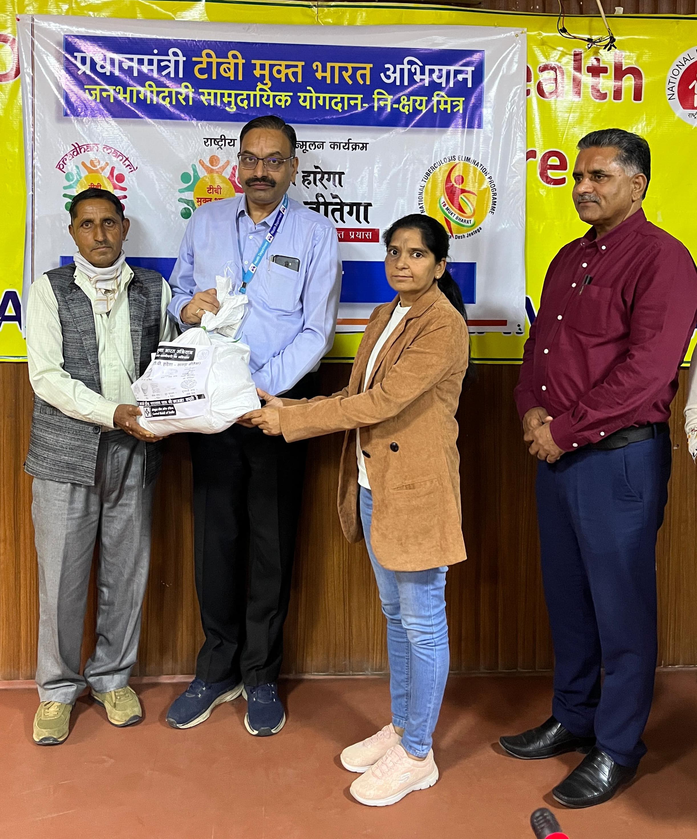 कार्यशाला के दौरान किट वितरित करते हुए। कार्यशाला के दौरान किट वितरित करते हुए।