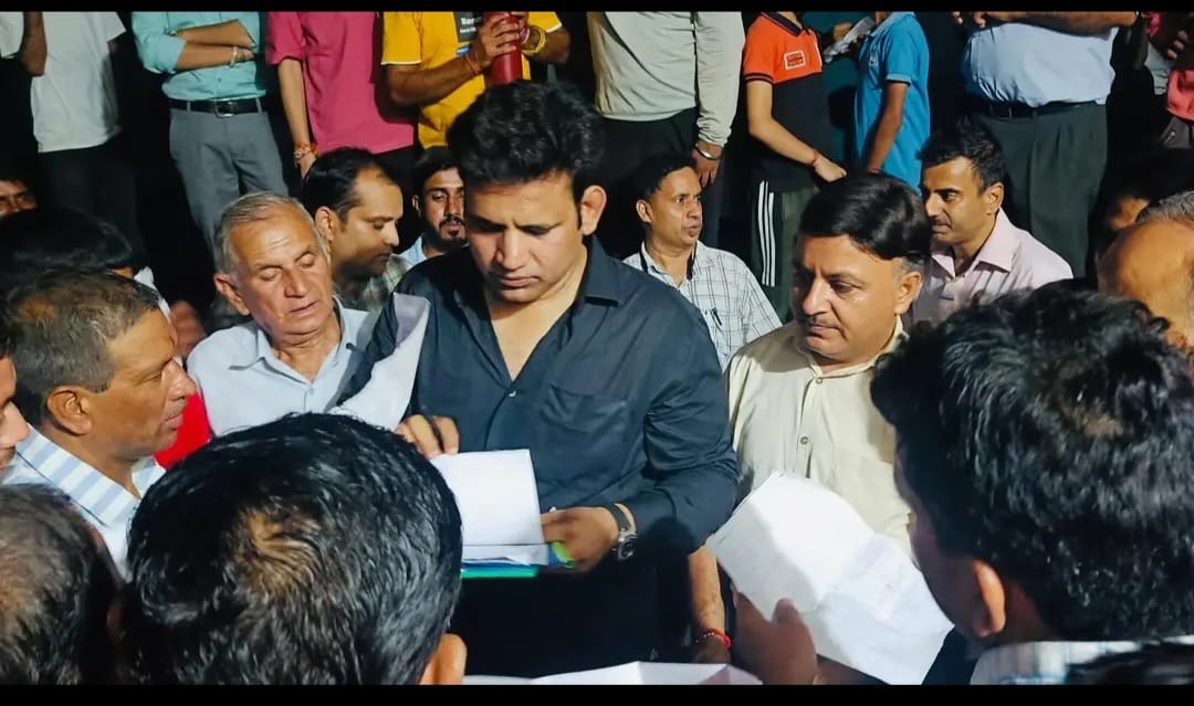 कैबिनेट रैंक आरएस बाली लोगों की समस्याओं को सुनते हुए। कैबिनेट रैंक आरएस बाली लोगों की समस्याओं को सुनते हुए।