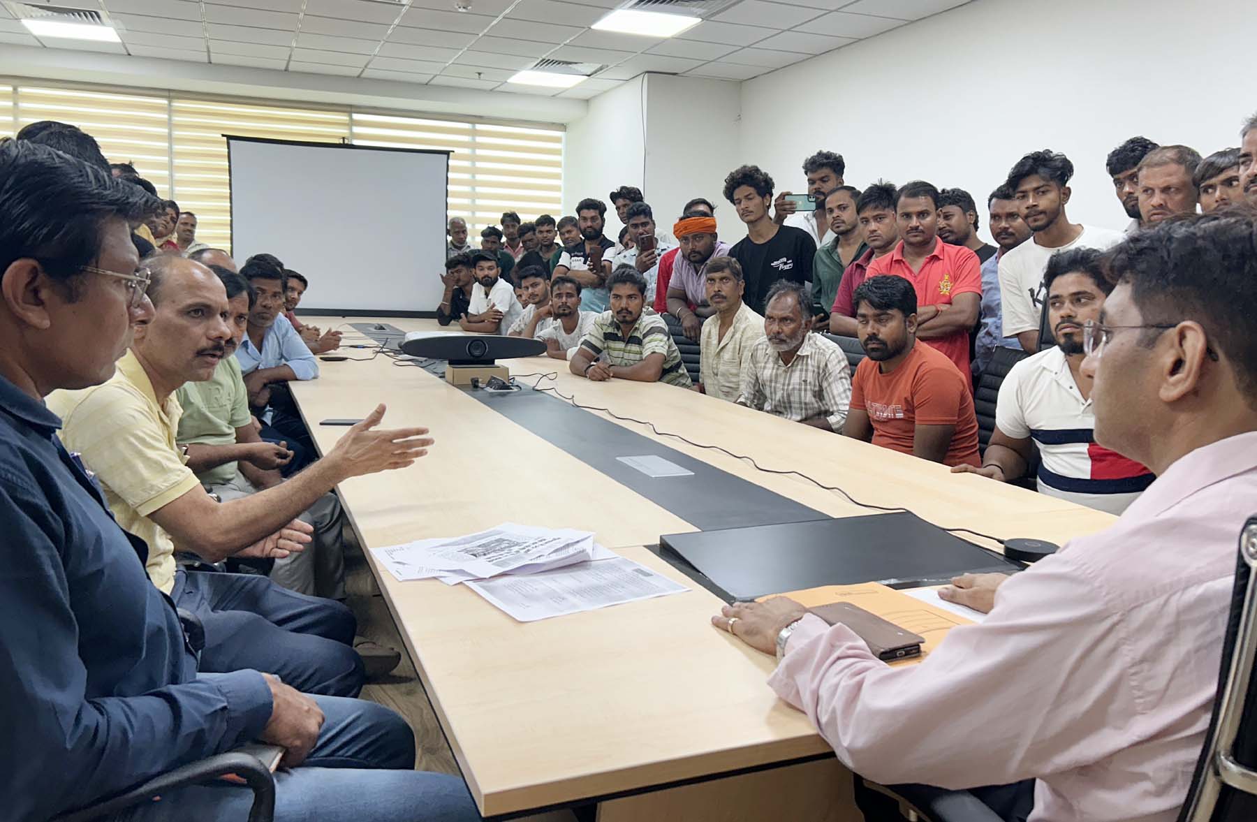 फोटो नंबर-02: मानेसर नगर निगम में रेहड़ी वालों से बात करते अतिरिक्त निगम आयुक्त जितेंद्र कुमार। फोटो नंबर-02: मानेसर नगर निगम में रेहड़ी वालों से बात करते अतिरिक्त निगम आयुक्त जितेंद्र कुमार।