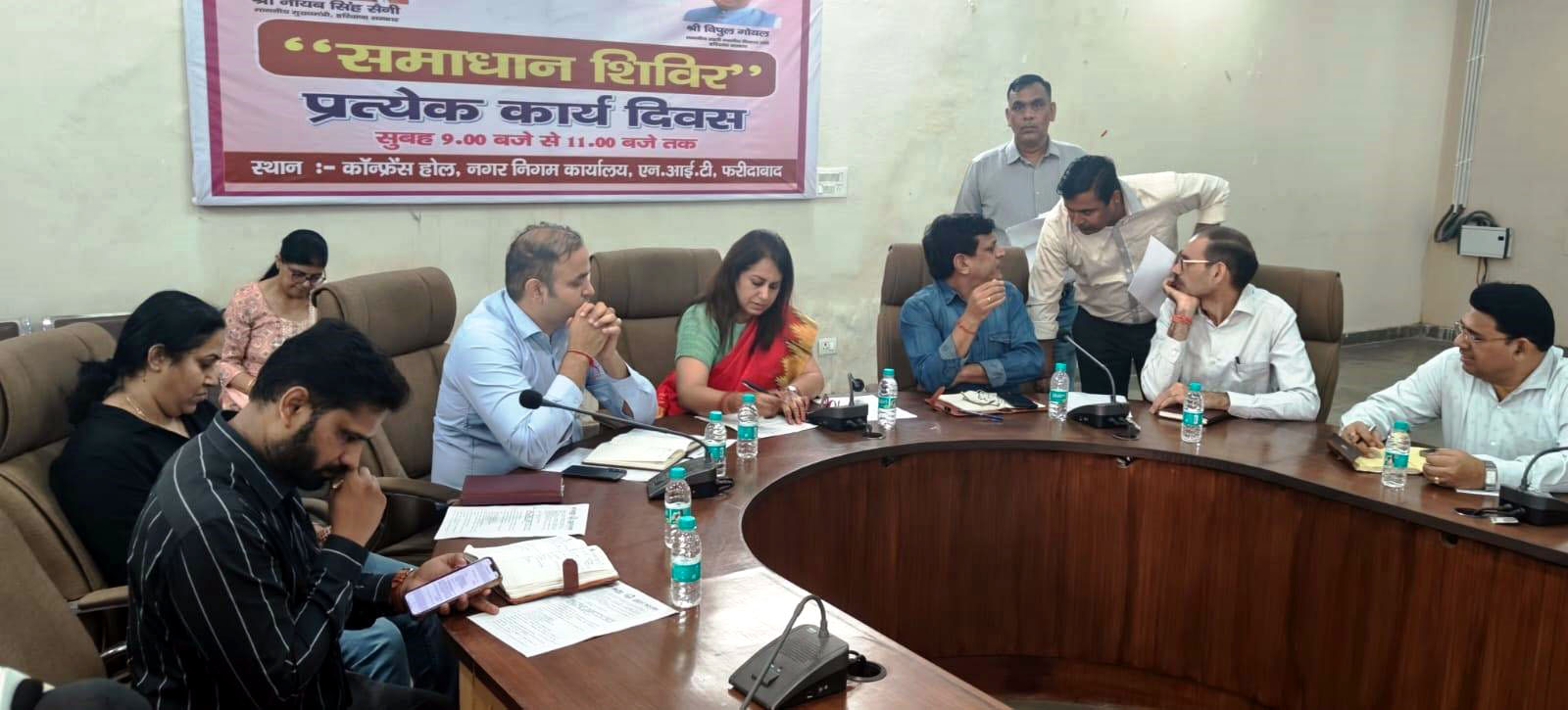 निगमायुक्त शिविर में लोगों की समस्याएं सुनते हुए निगमायुक्त शिविर में लोगों की समस्याएं सुनते हुए