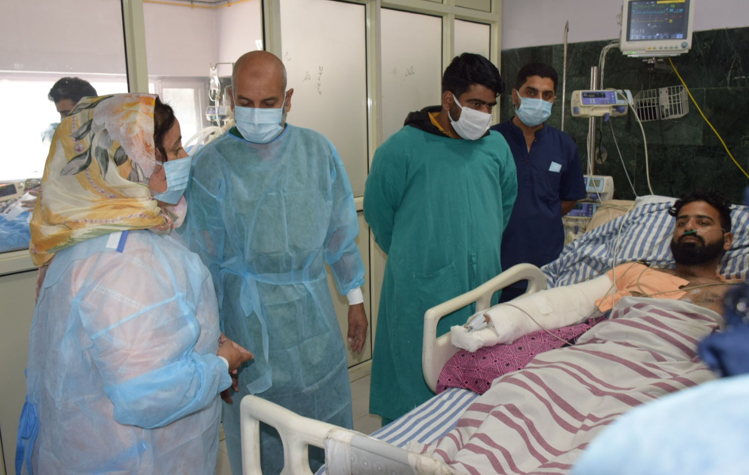 सकीना मसूद ने स्किम्स का दौरा किया, गगनगीर हमले में घायल लोगों का हालचाल जाना सकीना मसूद ने स्किम्स का दौरा किया, गगनगीर हमले में घायल लोगों का हालचाल जाना