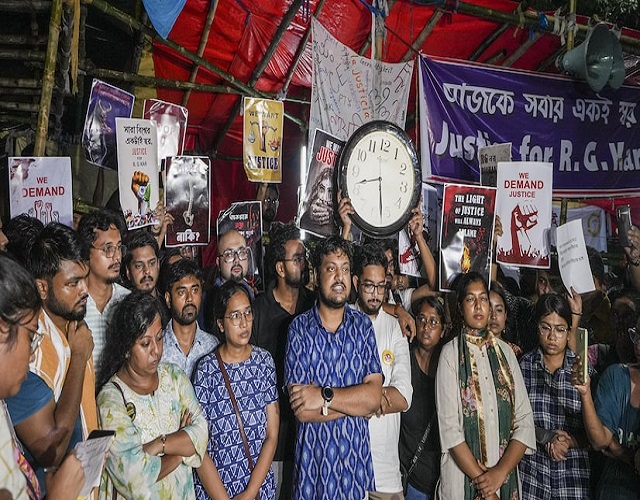 जूनियर डॉक्टरों का एक समूह जूनियर डॉक्टरों का एक समूह