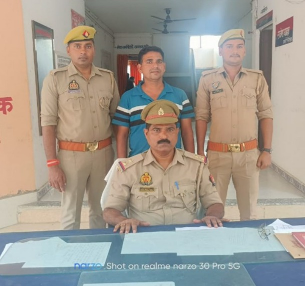 अश्लील फोटो वायरल की धमकी देकर चार साल से दुष्कर्म करने वाले आरोपी को पुलिस ने किया गिरफ्तार अश्लील फोटो वायरल की धमकी देकर चार साल से दुष्कर्म करने वाले आरोपी को पुलिस ने किया गिरफ्तार