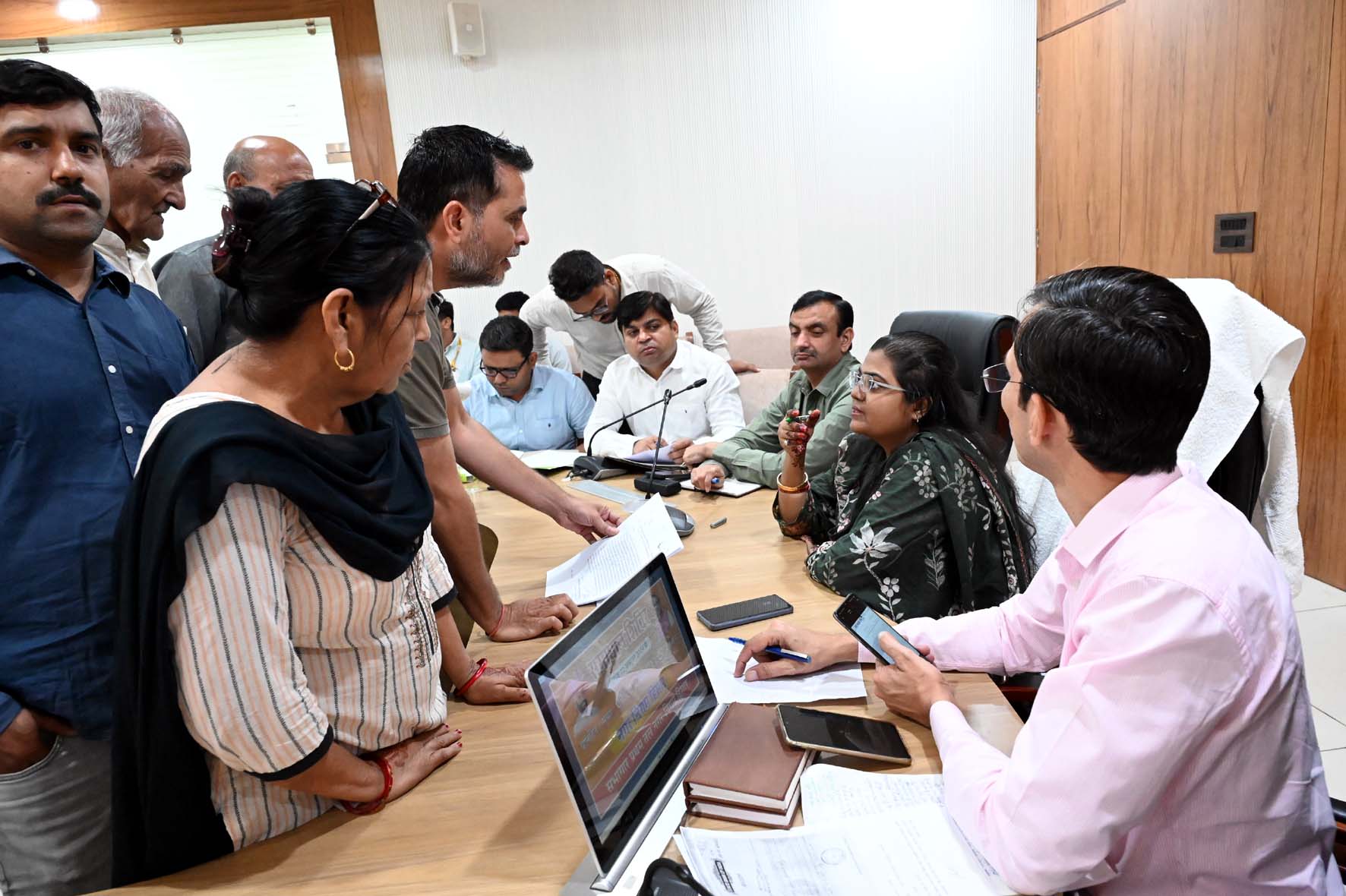 समाधान शिविर में शिकायतें सुनते निगम आयुक्त डॉ. वैशाली शर्मा एवं अन्य अधिकारी। समाधान शिविर में शिकायतें सुनते निगम आयुक्त डॉ. वैशाली शर्मा एवं अन्य अधिकारी।