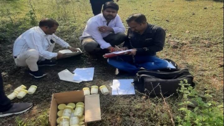 जब्त मावे के नमूने लेते हुए खाद्य अधिकारी जब्त मावे के नमूने लेते हुए खाद्य अधिकारी