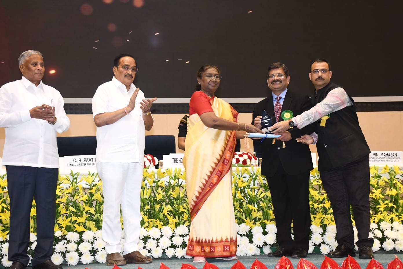 नई दिल्ली में मंगलवार को आयोजित ‘राष्ट्रीय जल पुरस्कार’ समारोह में राष्ट्रपति द्रौपदी मुर्मू से के हाथों पुरस्कार ग्रहण करते गुजरात सरकार के जल संसाधन विभाग के सचिव पी.सी. व्यास नई दिल्ली में मंगलवार को आयोजित ‘राष्ट्रीय जल पुरस्कार’ समारोह में राष्ट्रपति द्रौपदी मुर्मू से के हाथों पुरस्कार ग्रहण करते गुजरात सरकार के जल संसाधन विभाग के सचिव पी.सी. व्यास