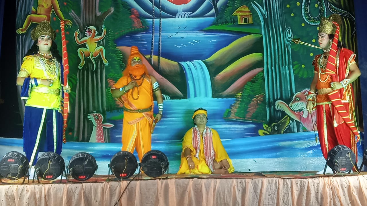 रामलीला का मंचन करते कलाकार रामलीला का मंचन करते कलाकार