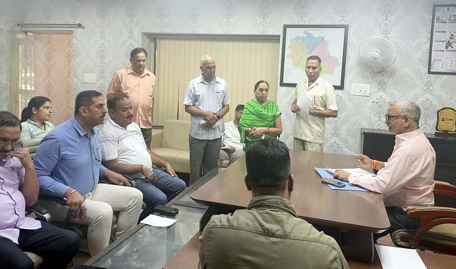 फोटो नंबर-03: समाधान शिविर में अपनी समस्याएं बताते लोग। फोटो नंबर-03: समाधान शिविर में अपनी समस्याएं बताते लोग।