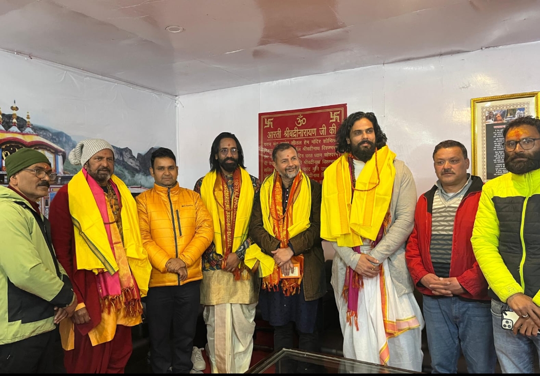 बदरीनाथ में फिल्म अभिनेता मोहन बाबू सहित अन्य। बदरीनाथ में फिल्म अभिनेता मोहन बाबू सहित अन्य।