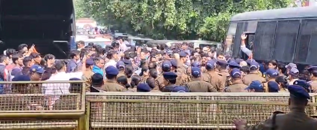 एनएसयूआई कार्यकर्ताओं काे शिक्षा मंत्री आवास जाने से राेकती पुलिस। एनएसयूआई कार्यकर्ताओं काे शिक्षा मंत्री आवास जाने से राेकती पुलिस।