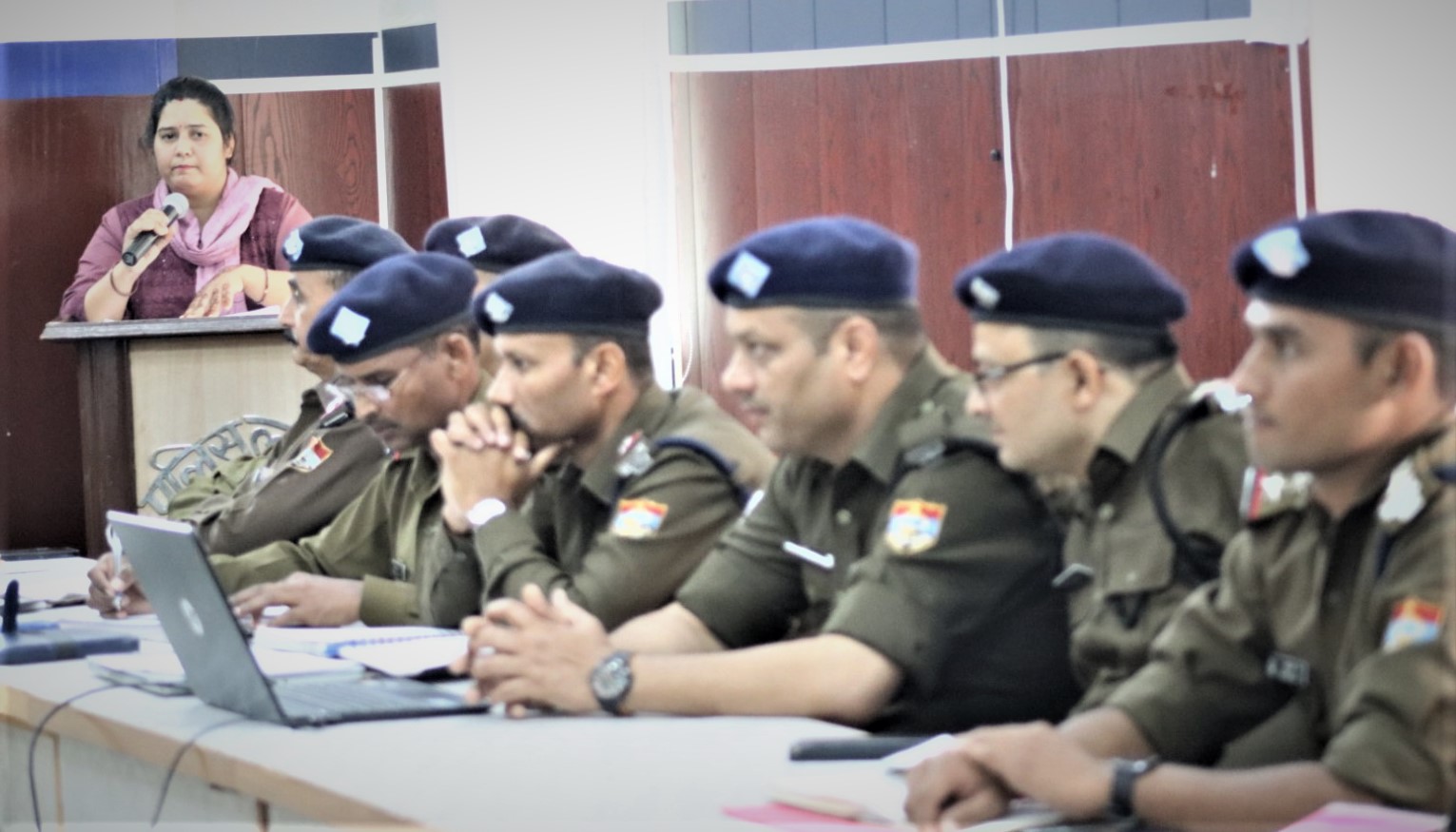 गोपेश्वर में पुलिस कर्मियों के आयोजित तनाव प्रबंधन कार्यशाला में बोलते हुए परामर्शदाता। गोपेश्वर में पुलिस कर्मियों के आयोजित तनाव प्रबंधन कार्यशाला में बोलते हुए परामर्शदाता।