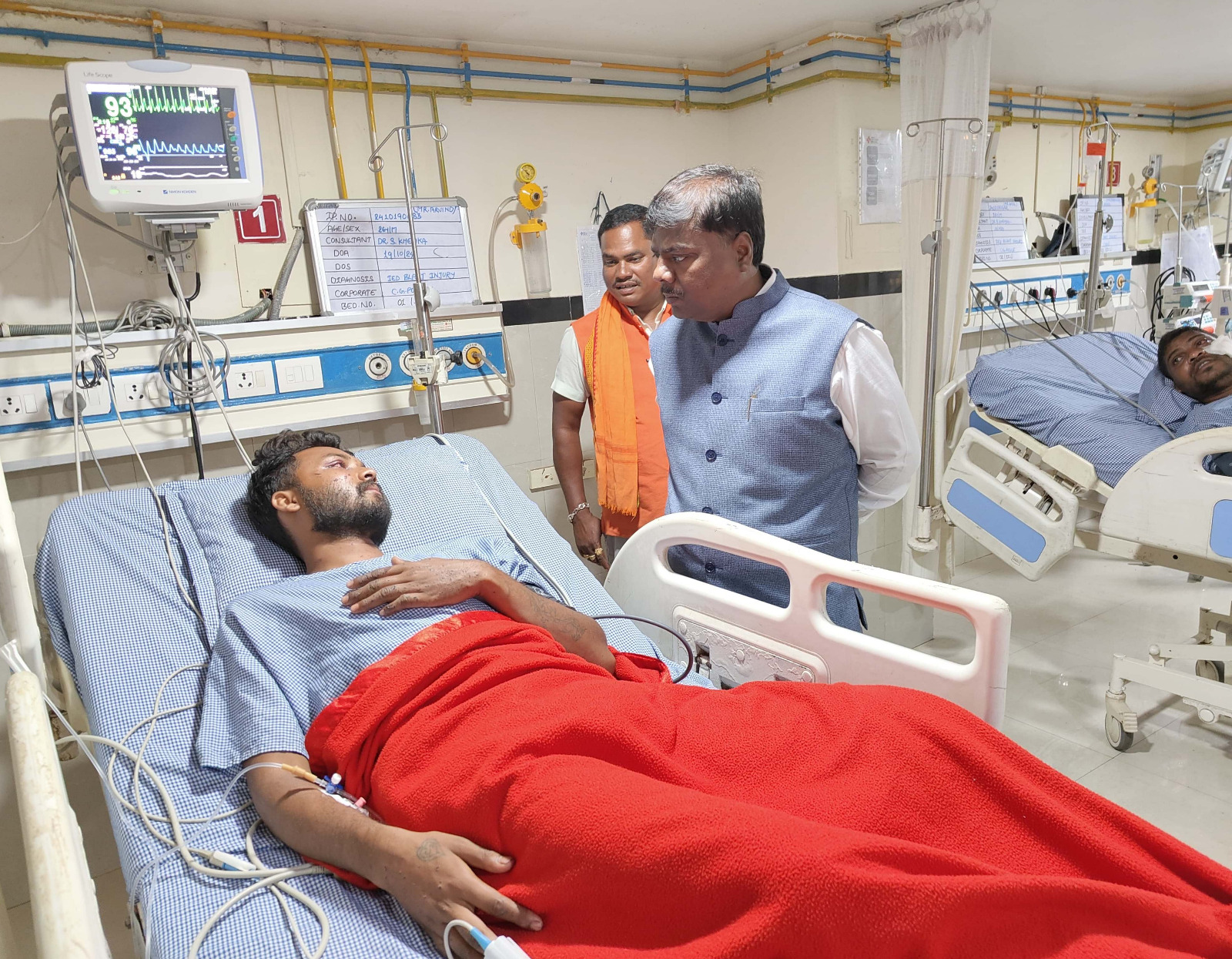वनमंत्री केदार कश्यप घायल जवानों से मुलाकात करते हुए वनमंत्री केदार कश्यप घायल जवानों से मुलाकात करते हुए