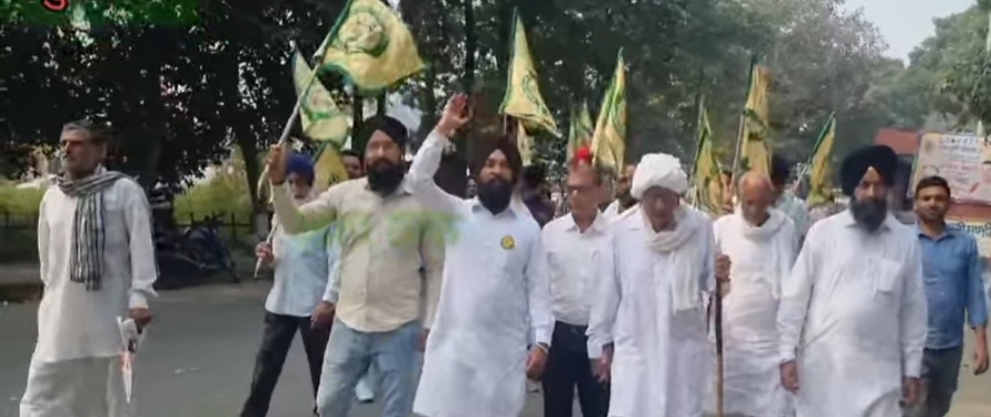 प्रदर्शन करते किसान प्रदर्शन करते किसान