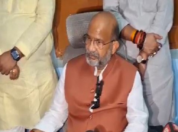 पत्रकारवार्ता करते भाजपा विधायक पत्रकारवार्ता करते भाजपा विधायक