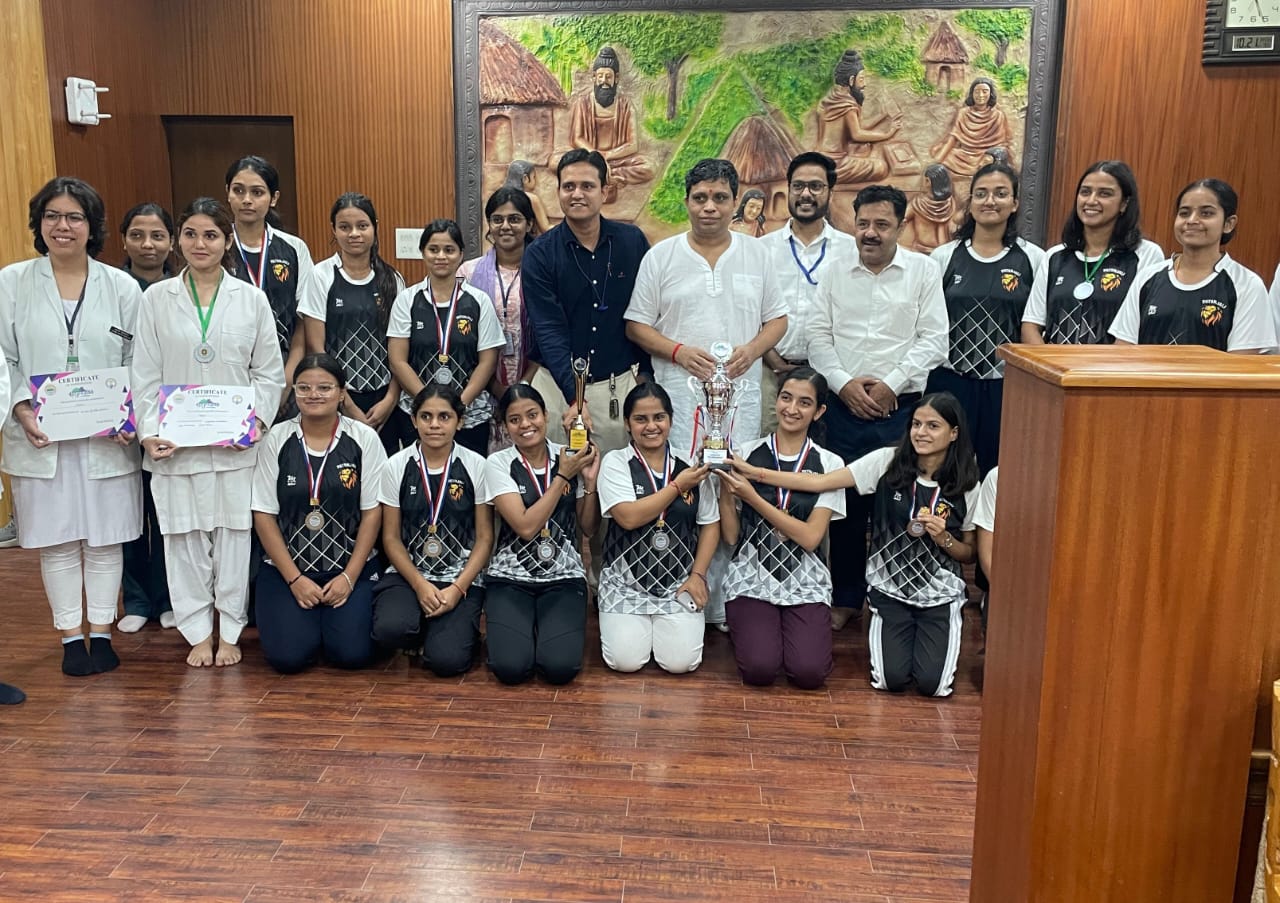 पतंजलि आयुर्वेद महाविद्यालय के छात्र-छात्राएं पतंजलि आयुर्वेद महाविद्यालय के छात्र-छात्राएं