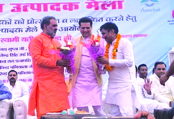 अतिथियों का स्वागत करते हुए अतिथियों का स्वागत करते हुए