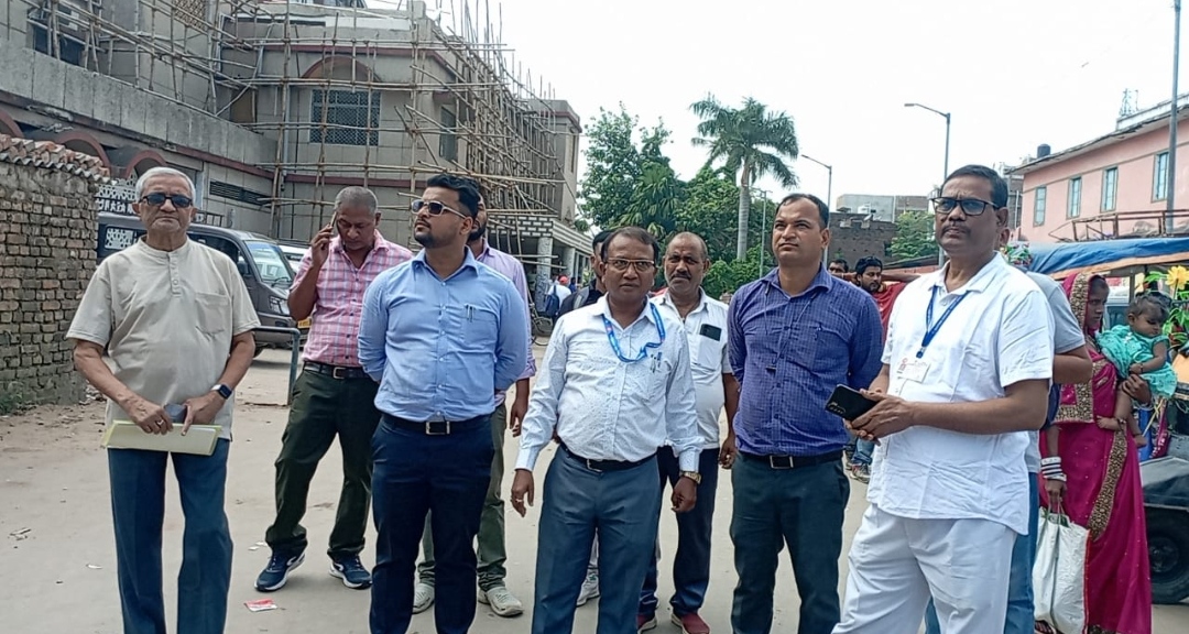 जायजा लेते अधिकारी जायजा लेते अधिकारी