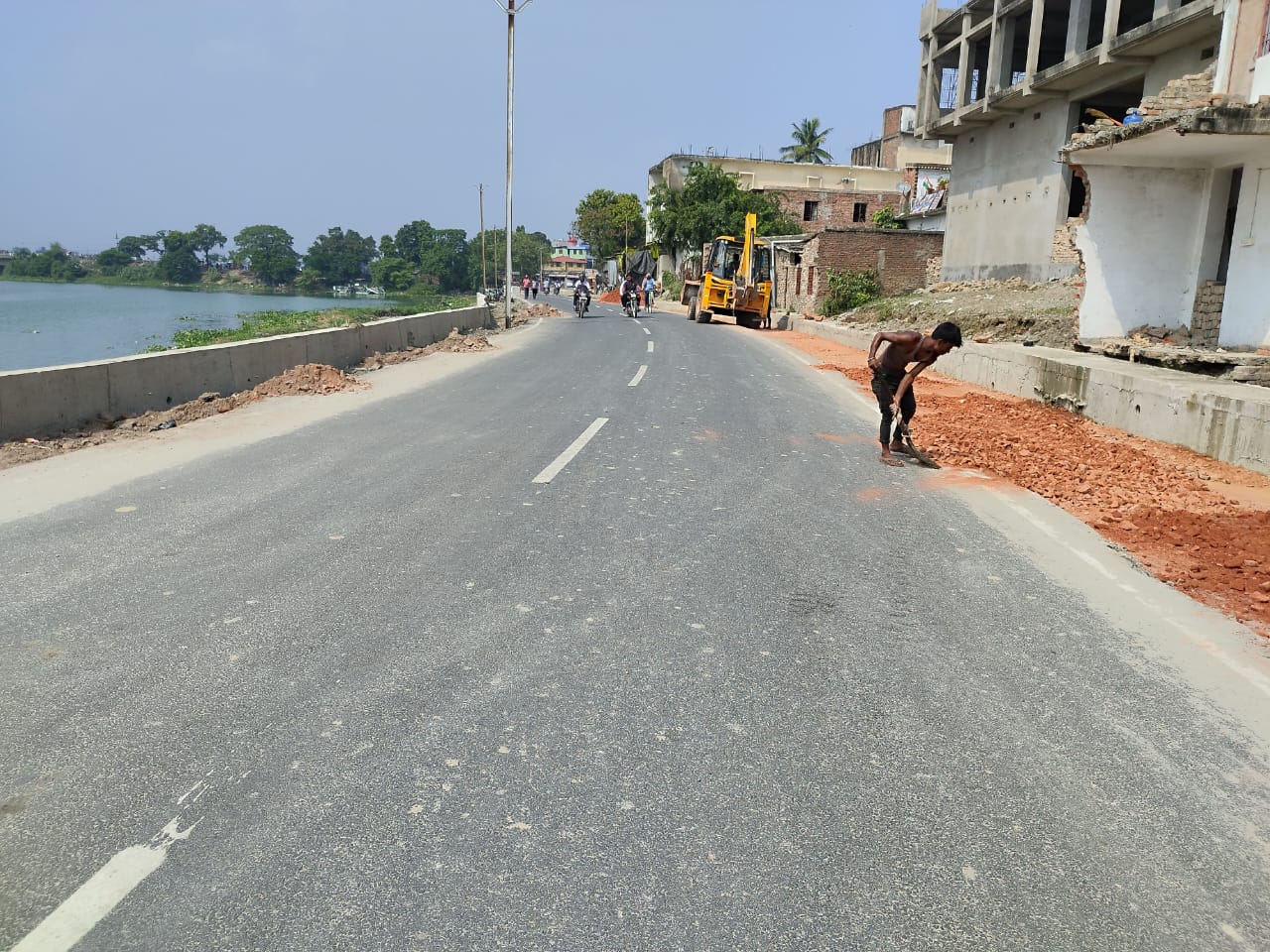 मोतीझील किनारे हो रहे सड़क निर्माण मोतीझील किनारे हो रहे सड़क निर्माण