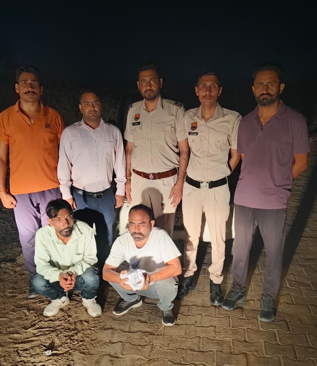 पुलिस गिरफ्त में नशा तस्कर। पुलिस गिरफ्त में नशा तस्कर।
